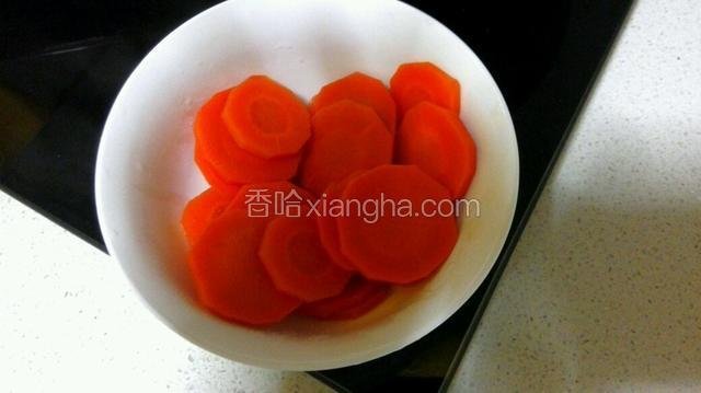 胡萝卜切片焯水。