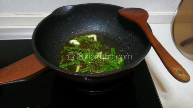 锅放油，入小葱。