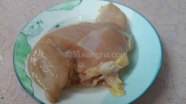 鸡胸脯肉洗净备用