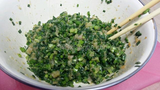 与鸡肉馅拌匀备用。