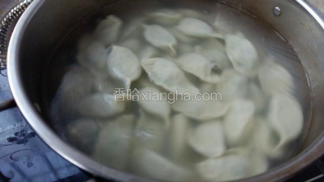 水开了，饺子下锅煮。