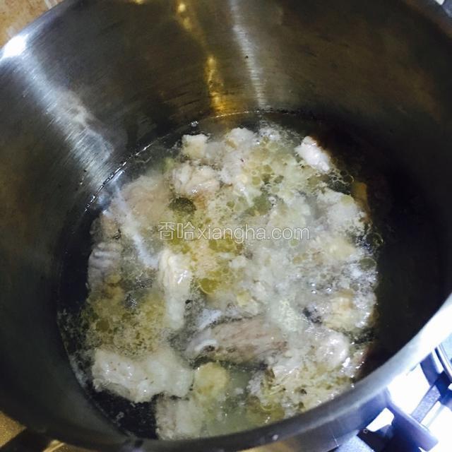 炒至牛肉完全变色后加入2倍清水，用中小火慢炖。