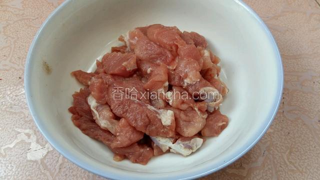 放入适量的盐、黑胡椒粉、味精和孜然粉腌制15分钟。