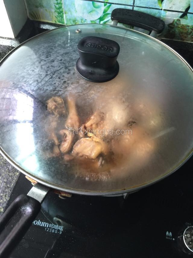 加适量水，大火烧10分钟，再小火烧15分钟，出锅前倒入味精，翻炒一下就可以出锅啦。