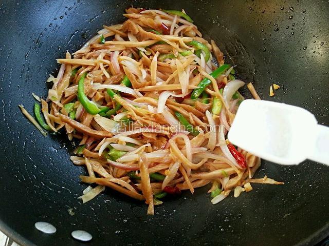 加盐调味，翻炒均匀
