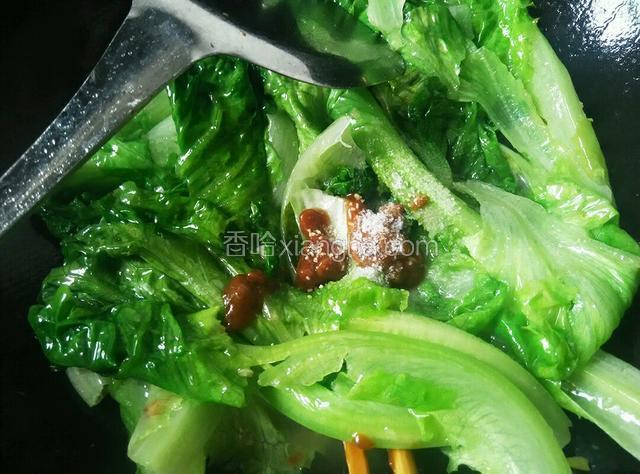 炒至生菜变软，放入盐和黄豆酱，翻炒均匀，即可岀锅