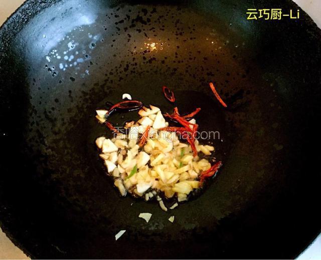 下葱、姜、蒜、干辣椒丝、小茴香爆香。