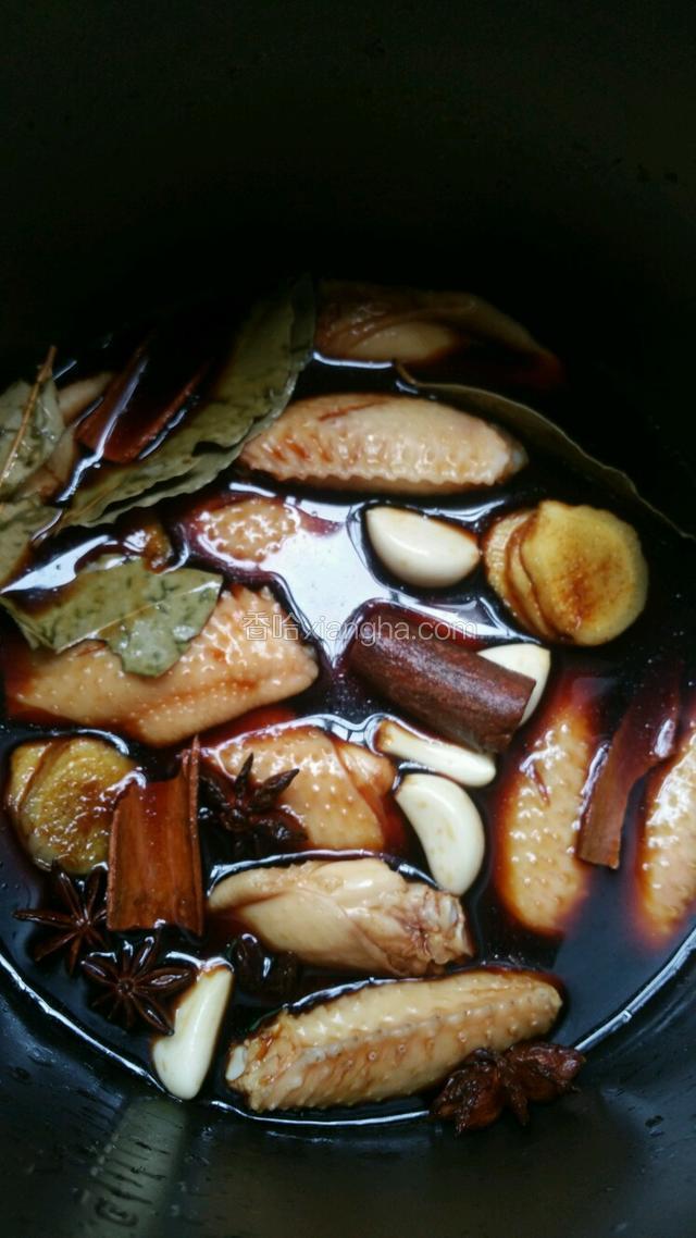 差不多盖住鸡翅，按下煮饭键