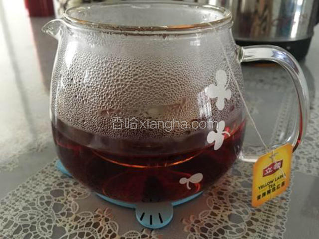 先用300ml热开水泡开红茶包，泡个5到10分钟，让茶味充分泡出来，泡完之后倒入另外的200ml凉开水