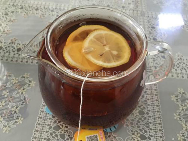 把之前准备好的3片柠檬加柠檬汁倒入红茶中，混合均匀