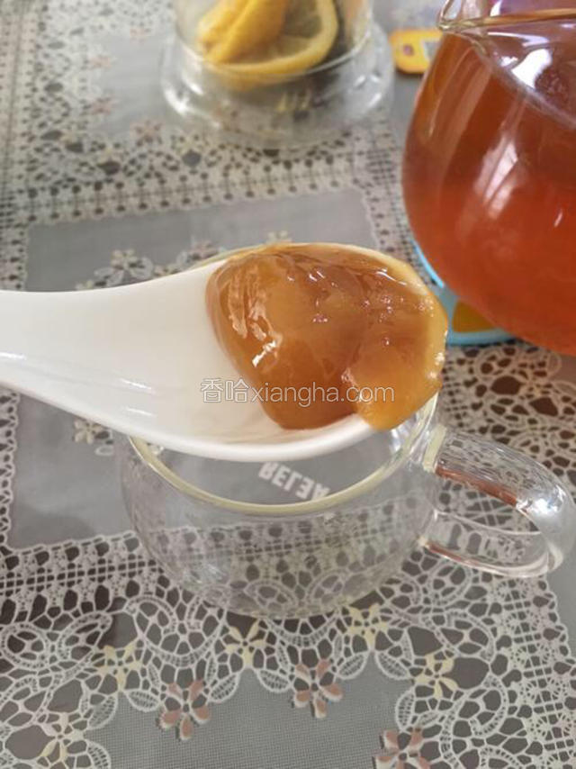 加入半勺蜂蜜，拌匀