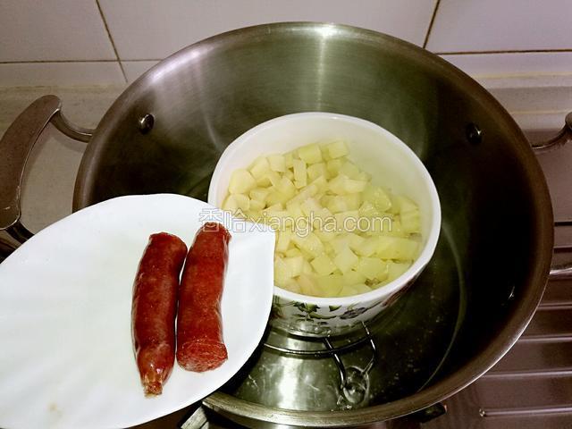 蒸了几分钟后，把腊肠先取出，土豆再继续蒸。