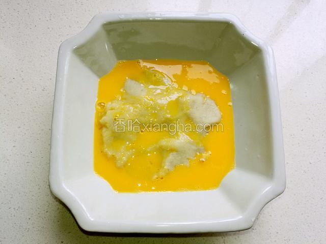 把蛋液倒进土豆泥中。