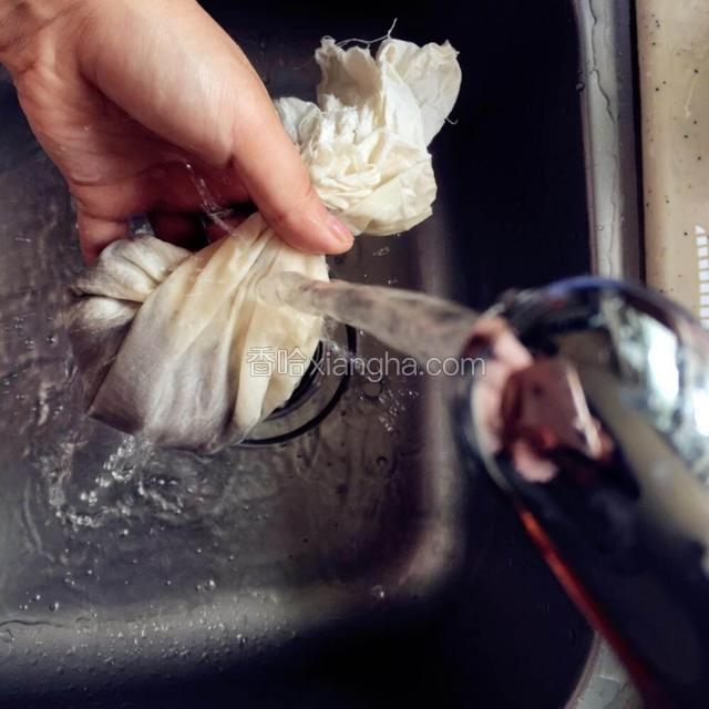 包好的冰粉籽在自来水底下冲洗下灰尘，不要揉搓！
