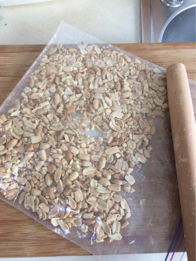 花生用烤箱上下火150度，烤12分左右，待稍凉去皮，用擀面杖敲成大颗粒，这样口感比较好。