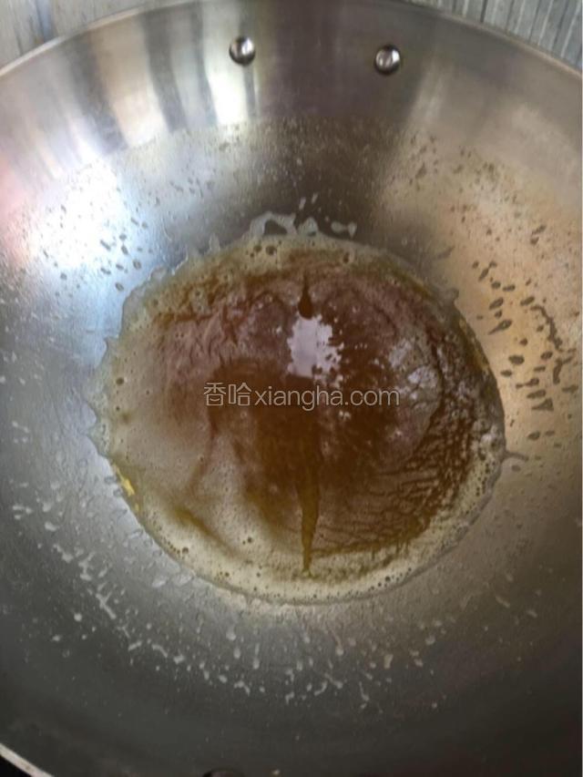 将黄油入锅融化