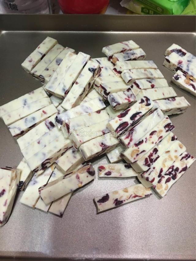 切块用漂亮的糖纸包好。