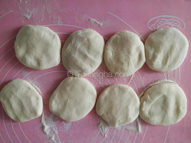 面剂子用手按成稍厚点的面饼