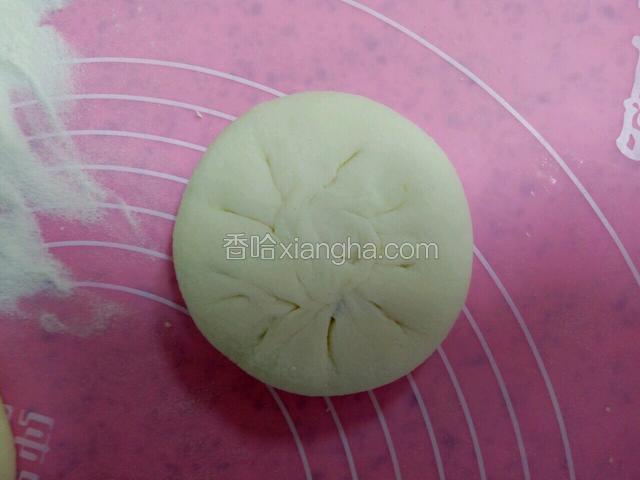 按照包包子的方法收口，按瘪