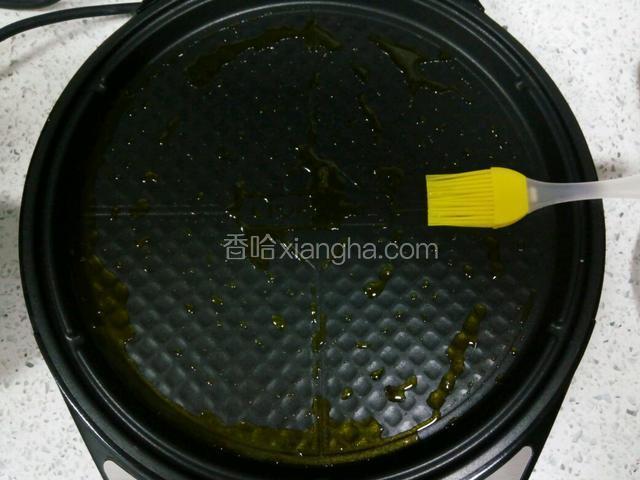 电饼铛加热，刷上一层玉米油