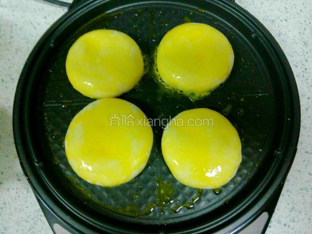 包好的馅饼胚子摆入，面上在刷上玉米油