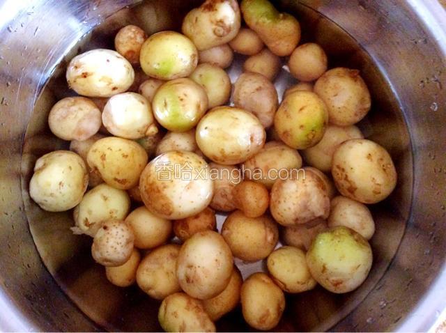 土豆不去皮，但一定要冲洗干净并控干水份。