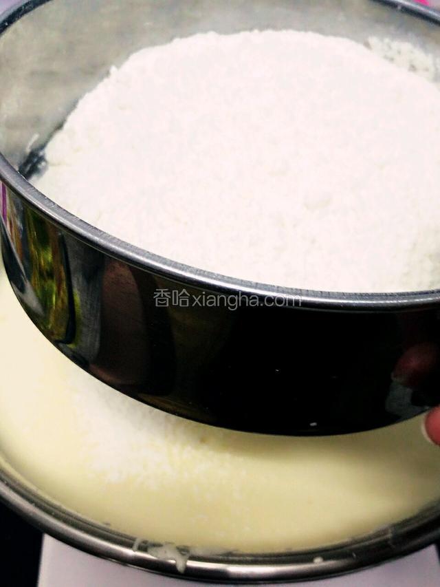 低粉过筛倒入搅拌至无颗粒