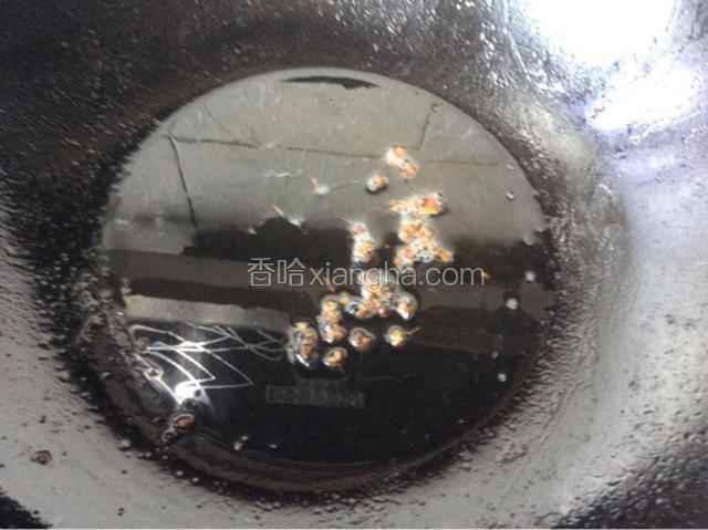 锅中留底油加入花椒粒炸出香味