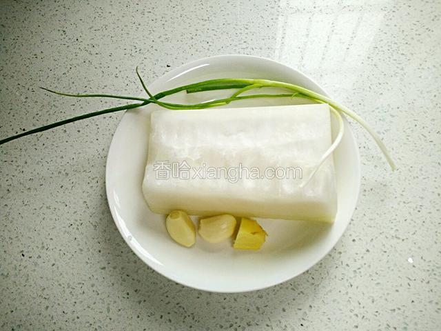冬瓜削皮洗净，姜、蒜、葱洗净。