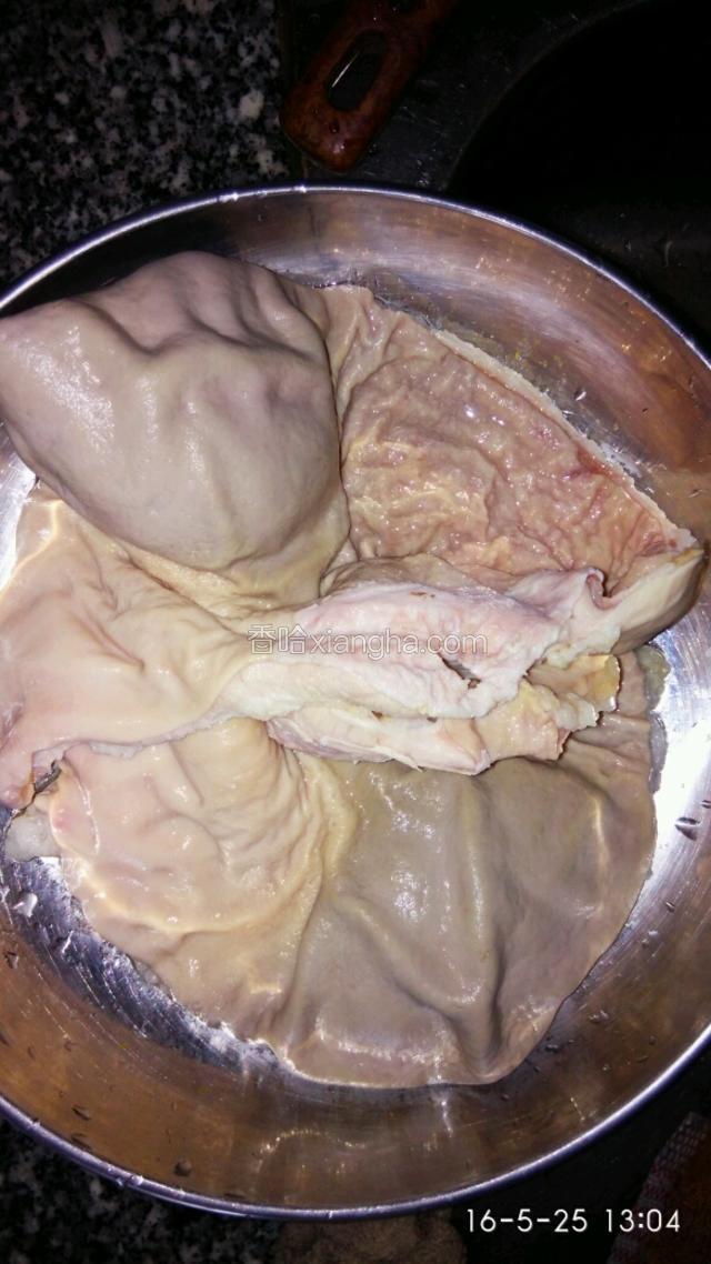 猪肚洗干净开边备用