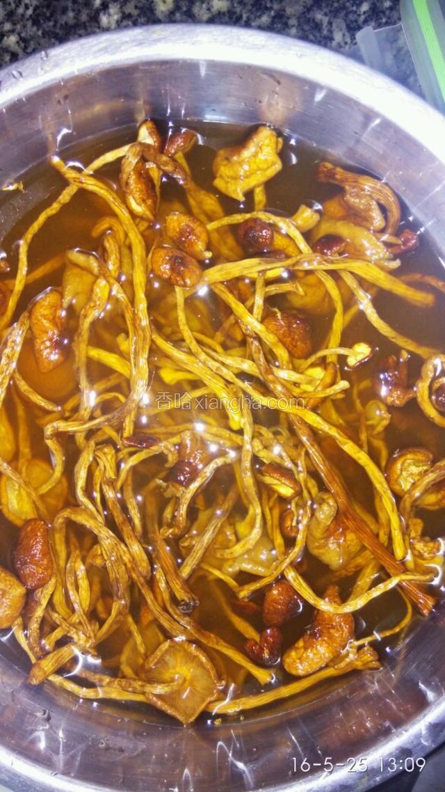 茶树菇泡水备用