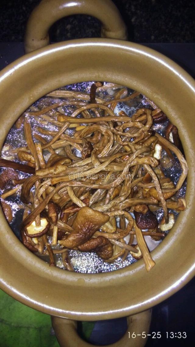 锅滾后加入茶树菇再烧开，关小火慢慢煲90分钟