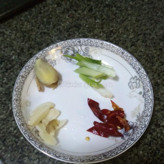 将辅料切好备用。