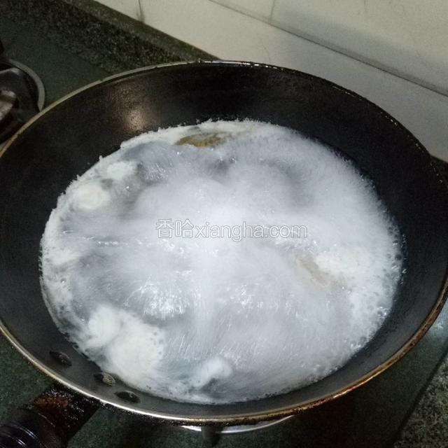 将排骨血水洗净后，放入锅中除水，除水时加一勺料酒除味道。