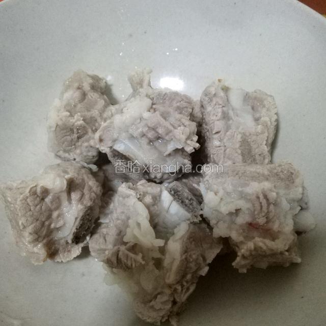 将排骨捞出备用，把水沥干净，不要沾到脏的泡沫。