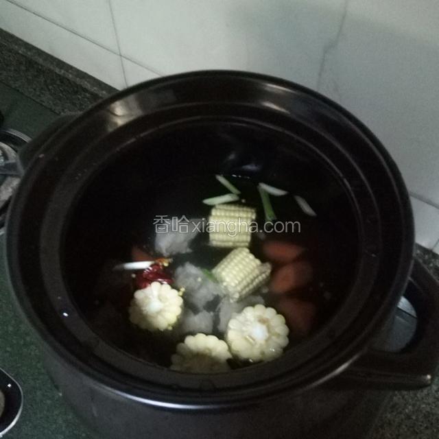 先将准备好的主料和辅料（除番茄外）放入砂锅中，加入适量的水，可以多加一点儿，之后就不要再加水了。大火煮开后加入番茄，开小火煮40分钟。（可以根据自己的口味增减时间）