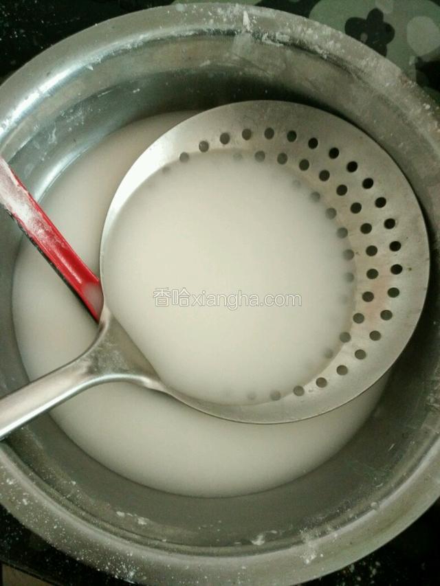 准备一个碗  碗里放些许水  在准备一个爪笠  在准备一个大碗 或者是盆   里面放上糯米面