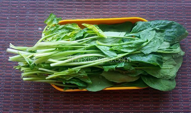 准备食材，少许菠菜