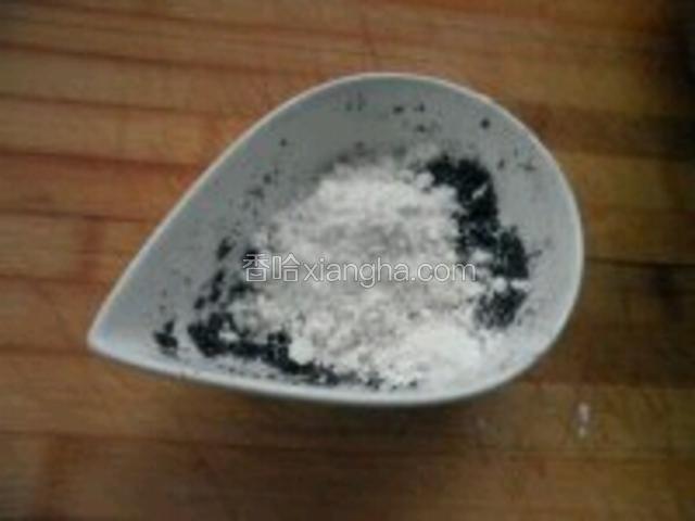 放入适量面粉，均匀搅拌备用