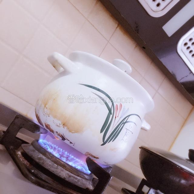大火煮开，转小火煮1个小时左右。
之后加入山药继续熬煮软烂