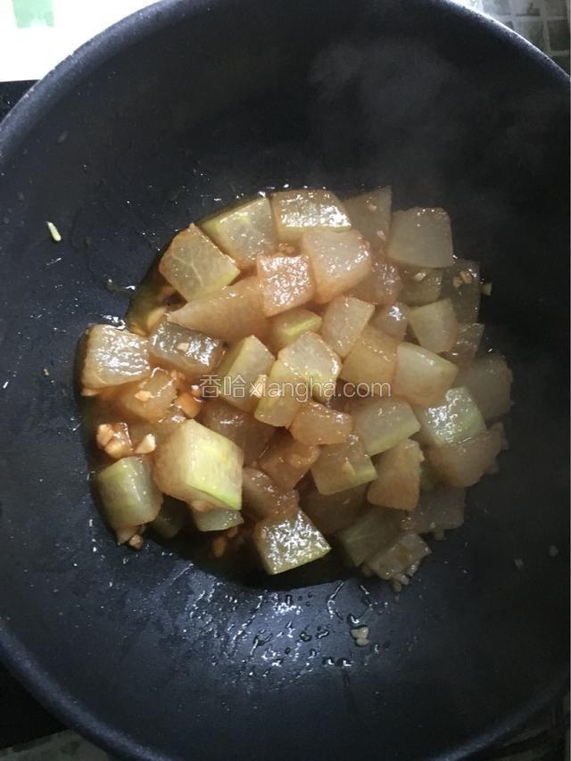 加入适量味极鲜调下色，把葱加进去加入少许盐鸡精。