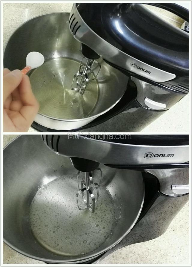 重点：蛋白的打发——鉴于这个步骤的重要性，以下分四步详细说明。
①在蛋白碗中加入2克盐，顺时针打发至起大泡泡。