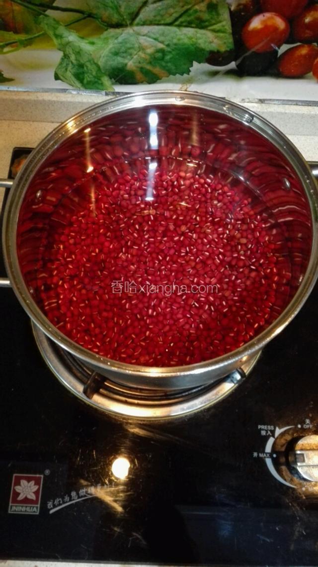 红豆入锅浸泡两小时，洗净，加适量清水（高出红豆两指关节为宜），点火，开煮