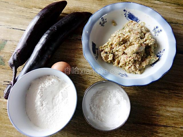 准备食材！因为大家都知道饺子馅的拌法，因个人所好而定！这个茄盒子拌馅与饺子馅用料是一样的！所以我就不详细说明啦