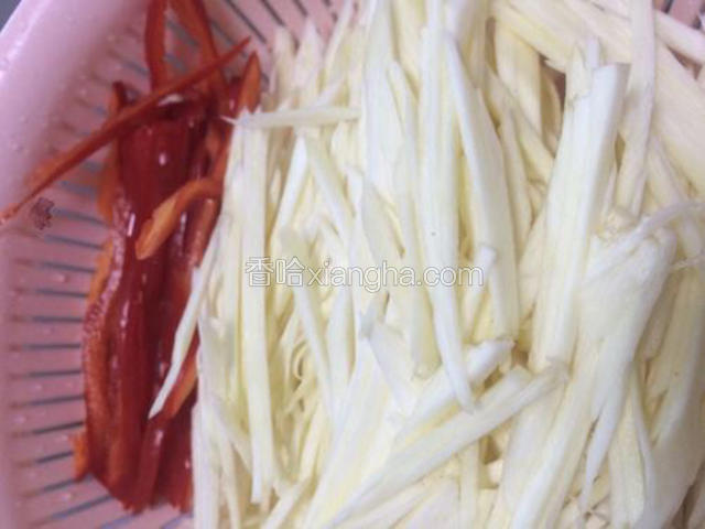 将红辣椒和茭白切细丝备用