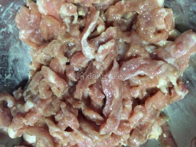 将适量的料酒，生抽，红薯淀粉和食用油倒入瘦肉丝中，搅拌均匀