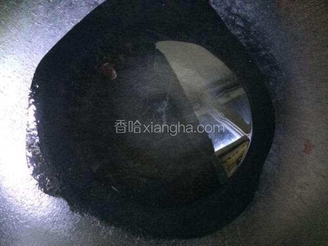 将锅洗净烧干，倒入适量的食用油烧热