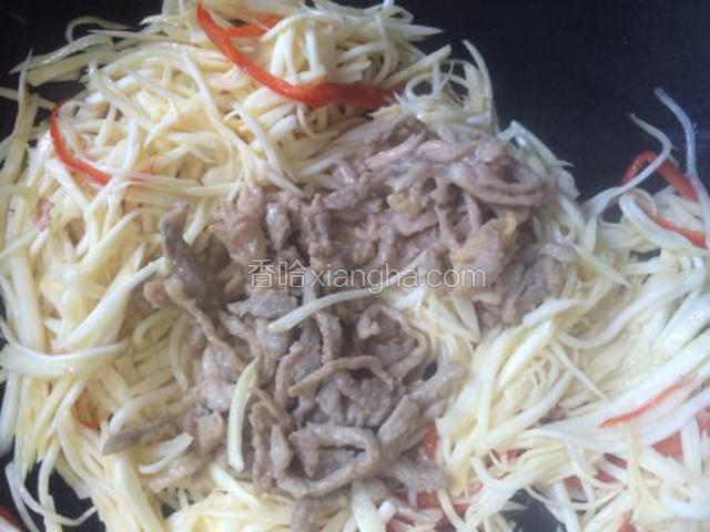 将之前炒好的肉丝倒入锅中