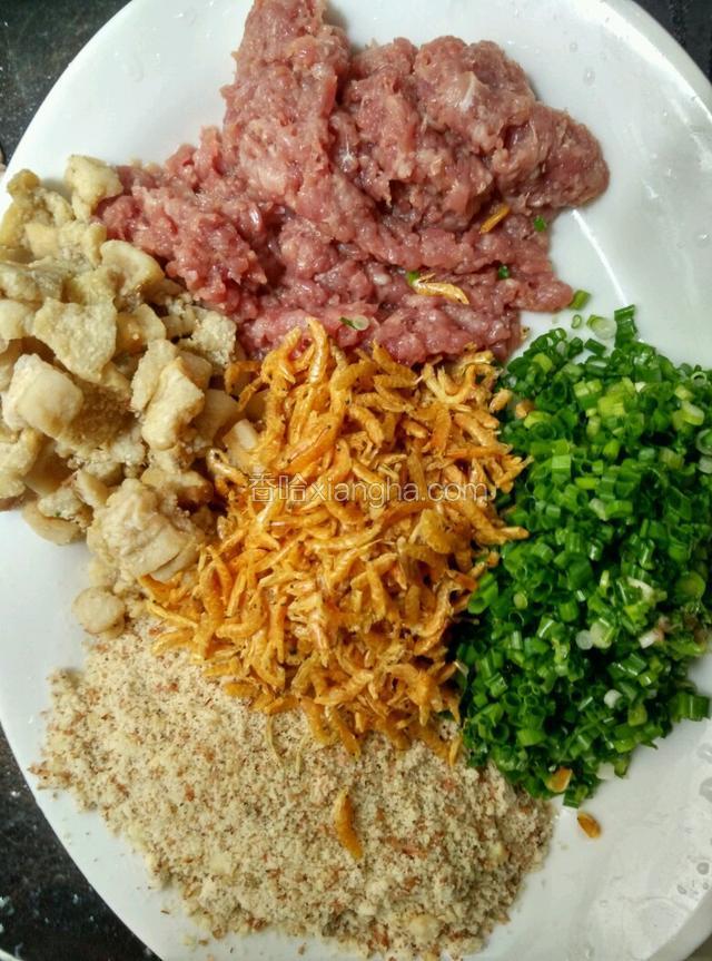 剁好肉末，干虾米，油渣，葱碎，花生碎