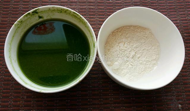 用榨汁机榨汁备用，准备适量的面粉